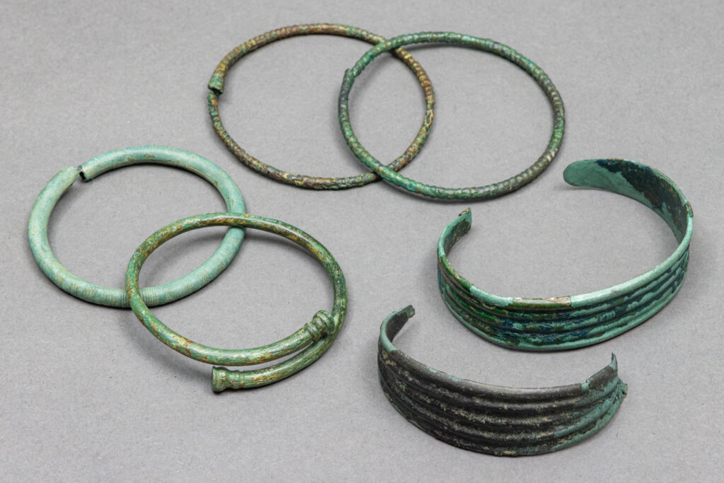 Exposition immersive et ludique sur l'âge du Bronze en Bresse - Bracelets © Christophe Fouquin, Inrap