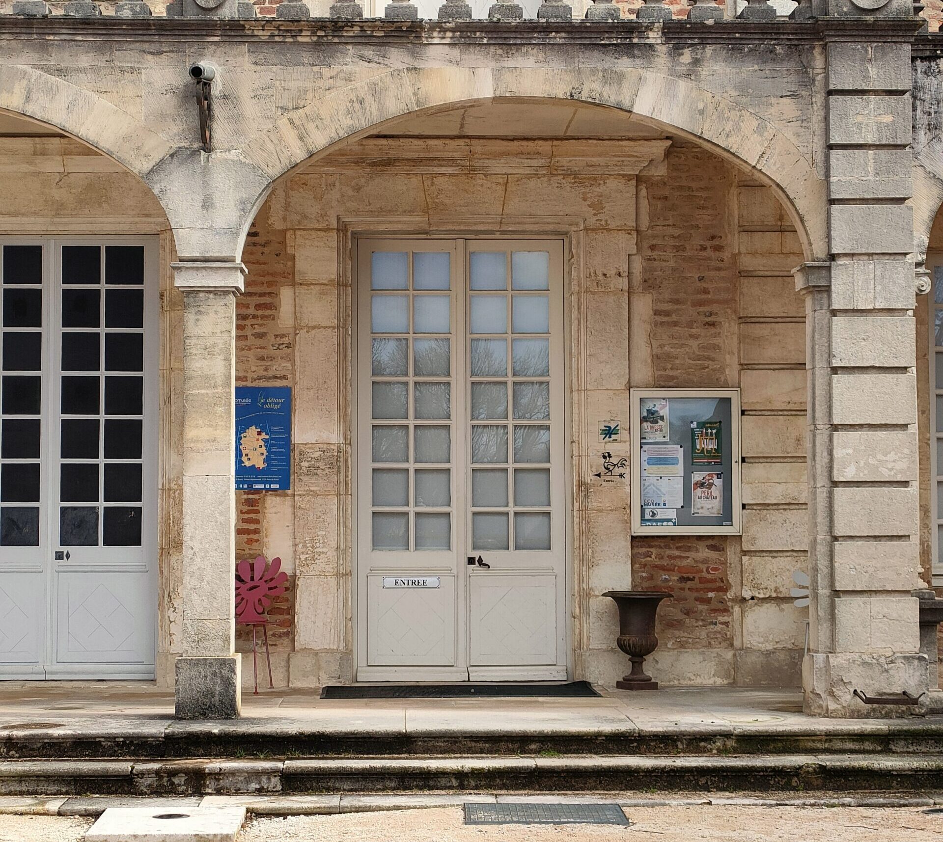 Porte d'entrée du château de Pierre-de-Bresse