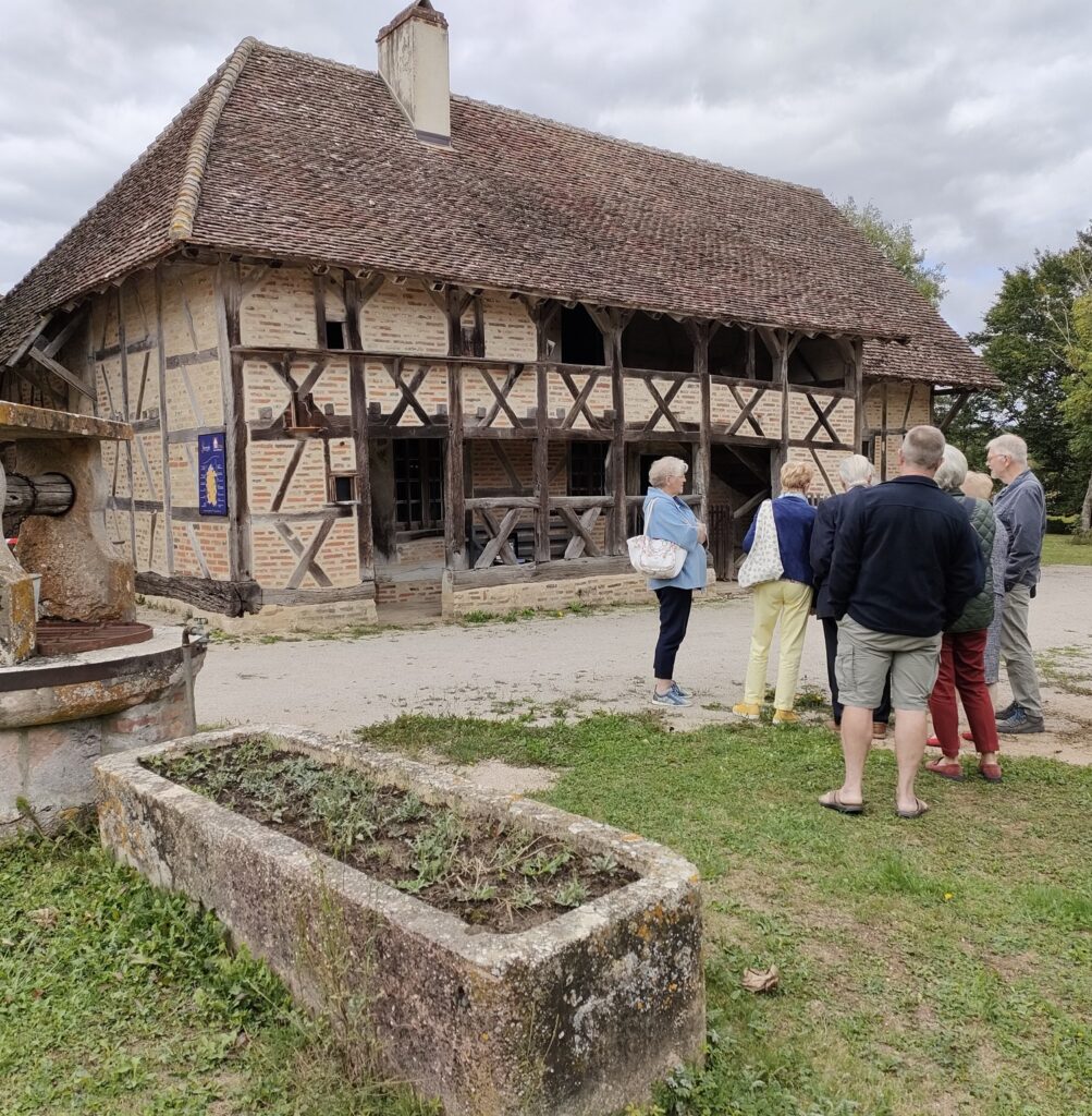 Visiteurs découvrant l'architecture à la ferme Plissonnier à Saint-André-en-Bresse