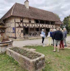 Visiteurs découvrant l'architecture à la ferme Plissonnier à Saint-André-en-Bresse