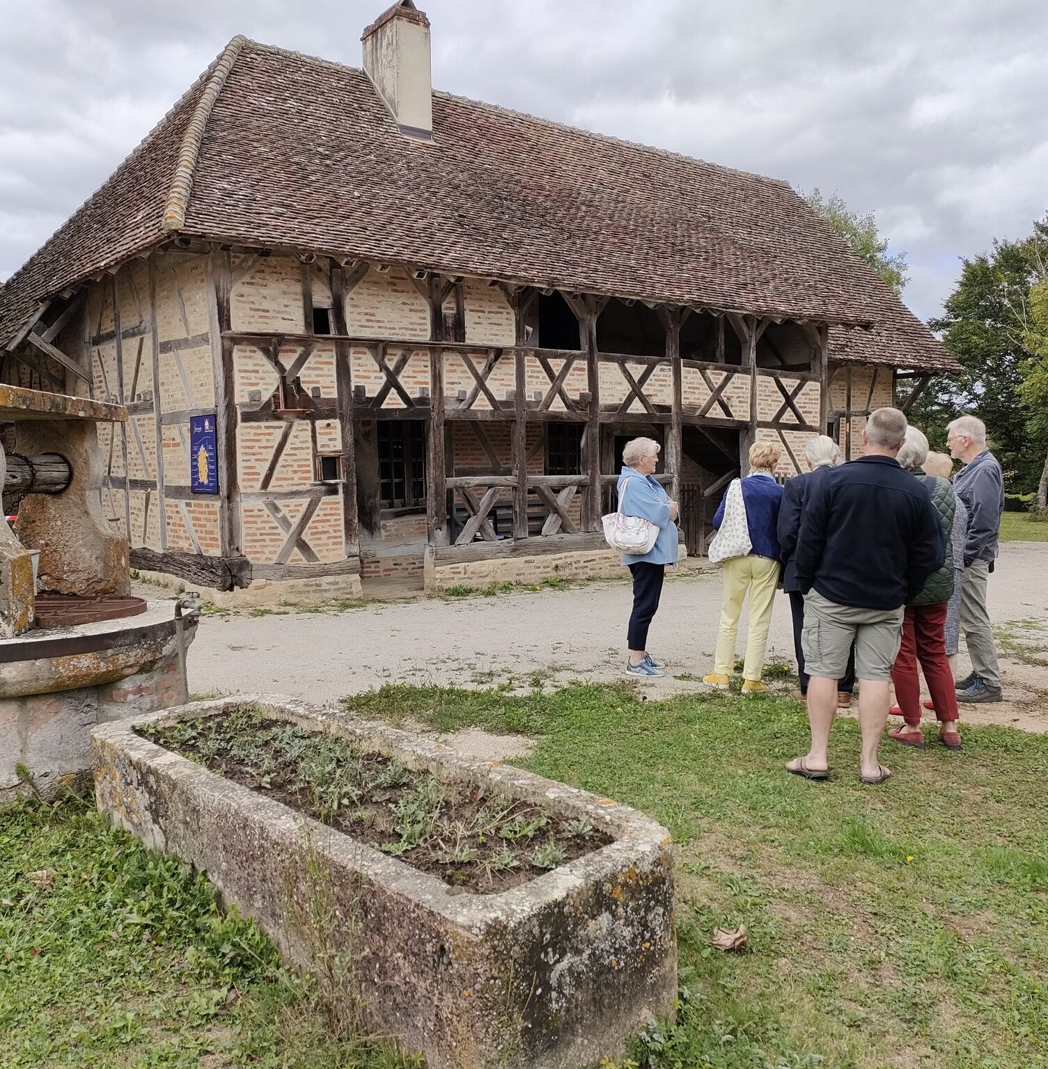 Visiteurs découvrant l'architecture à la ferme Plissonnier à Saint-André-en-Bresse
