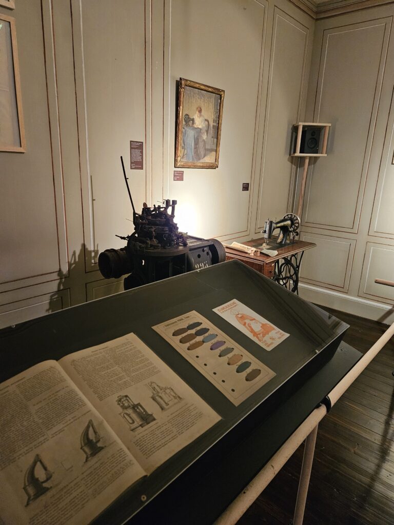 prêts d’œuvres de l’Écomusée de la Bresse – objets liés à la laine