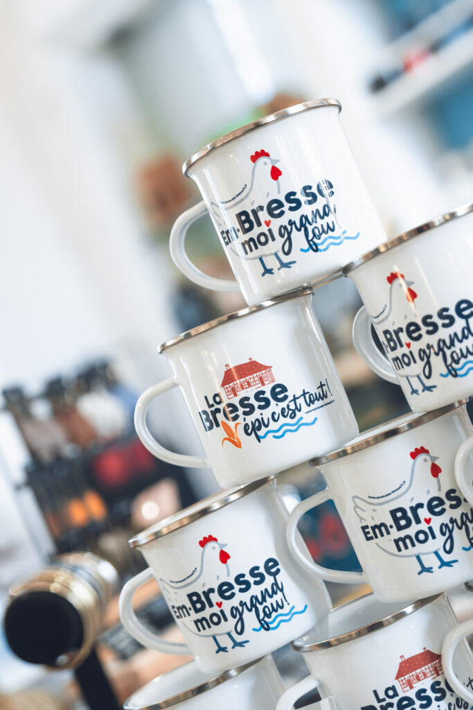Nouveaux mugs et nouvelles tasses de la boutique de l’Écomusée de la Bresse.