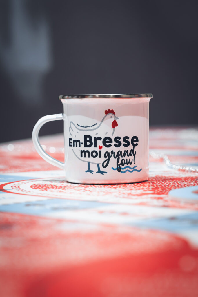 Nouveaux mugs et nouvelles tasses de la boutique de l’Écomusée de la Bresse.