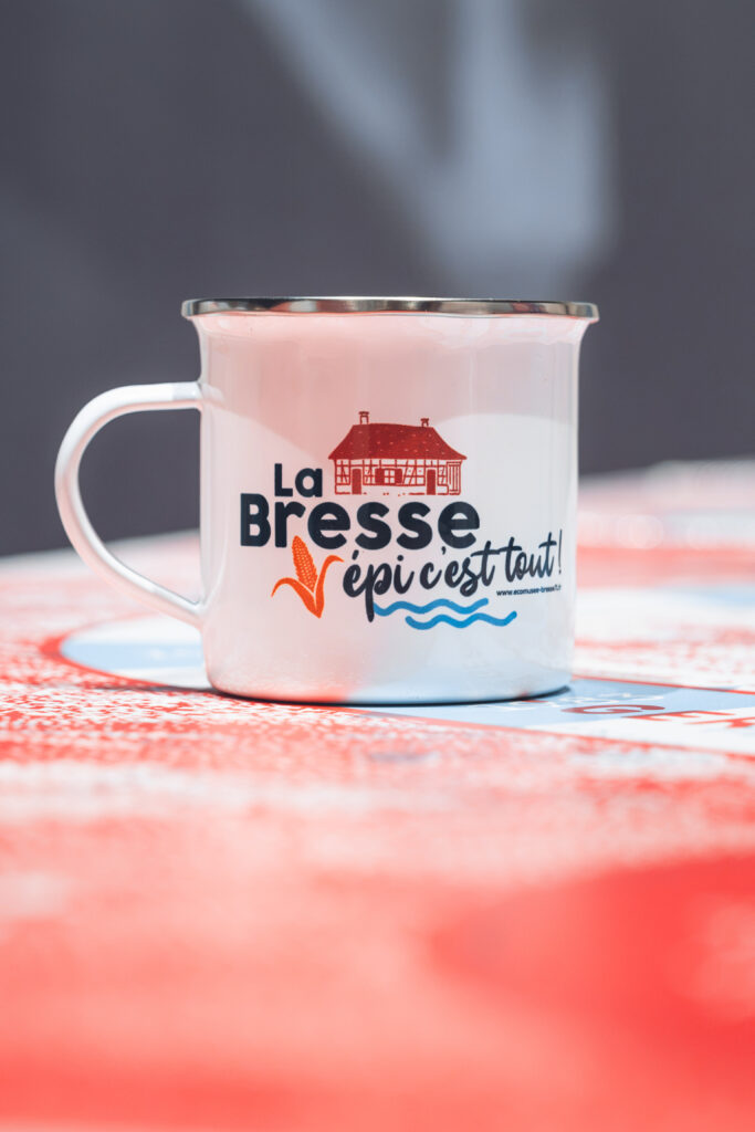 Nouveaux mugs et nouvelles tasses de la boutique de l’Écomusée de la Bresse.